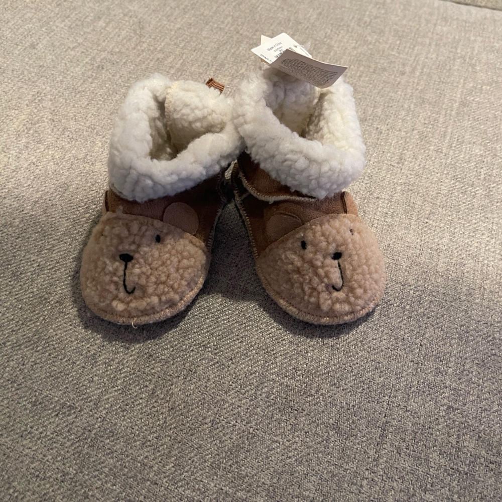 NWT GAP teddy bear fuzzy booties in size 6-12 months